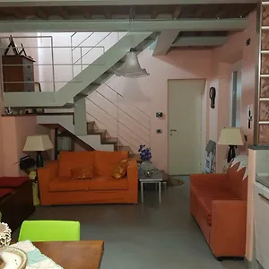 https://casa-renzo-montecarlo.it-tuscanyhotel.com
